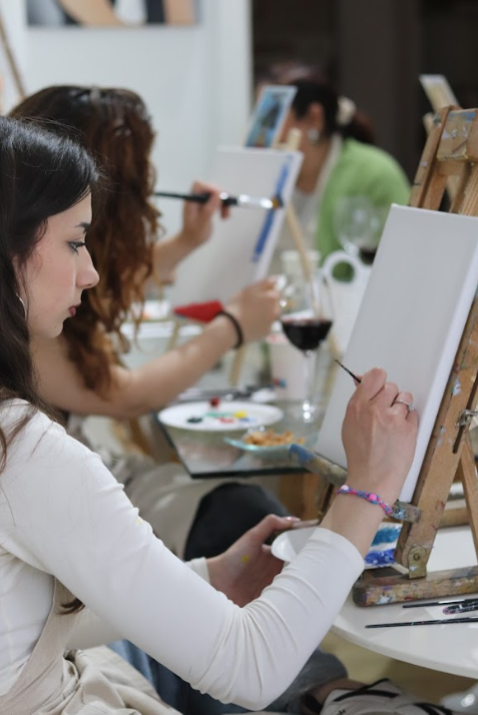 grupo de amigas numa experiência Drink & Paint em Viseu MitoArte