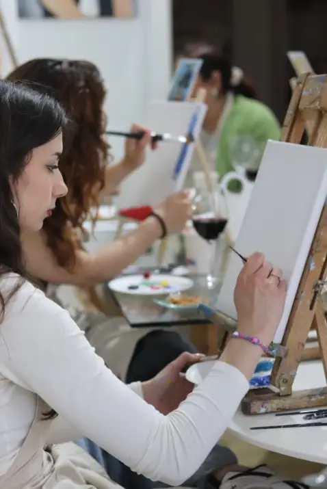 grupo de amigas numa experiência Drink & Paint em Viseu MitoArte