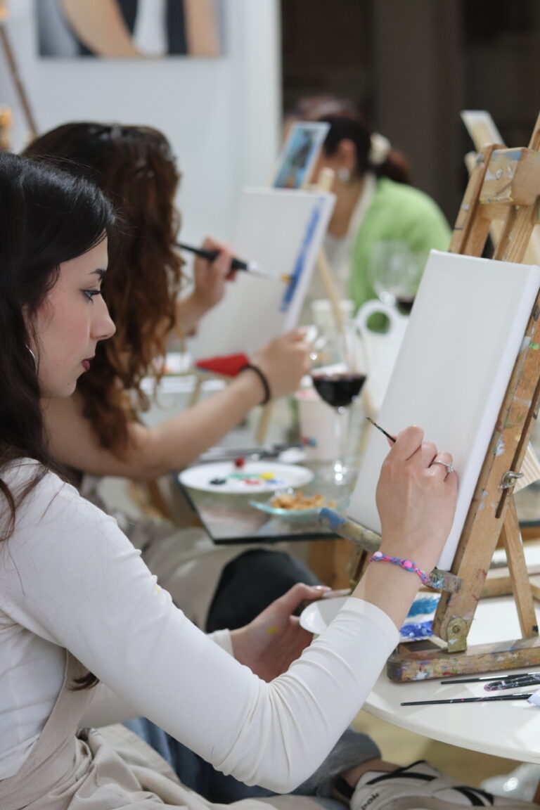 Drink & Paint na MitoArte em Viseu com pintura em tela, vinho e convívio